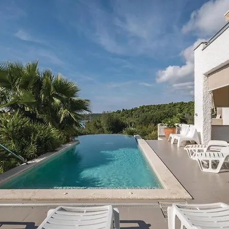 Stunning Apartment In Pula With House Sea View *